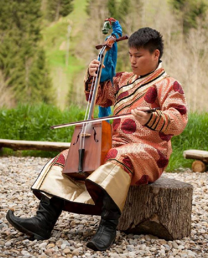 Монгол туургатны хөөмийн анхдугаар уралдаан эхэллээ